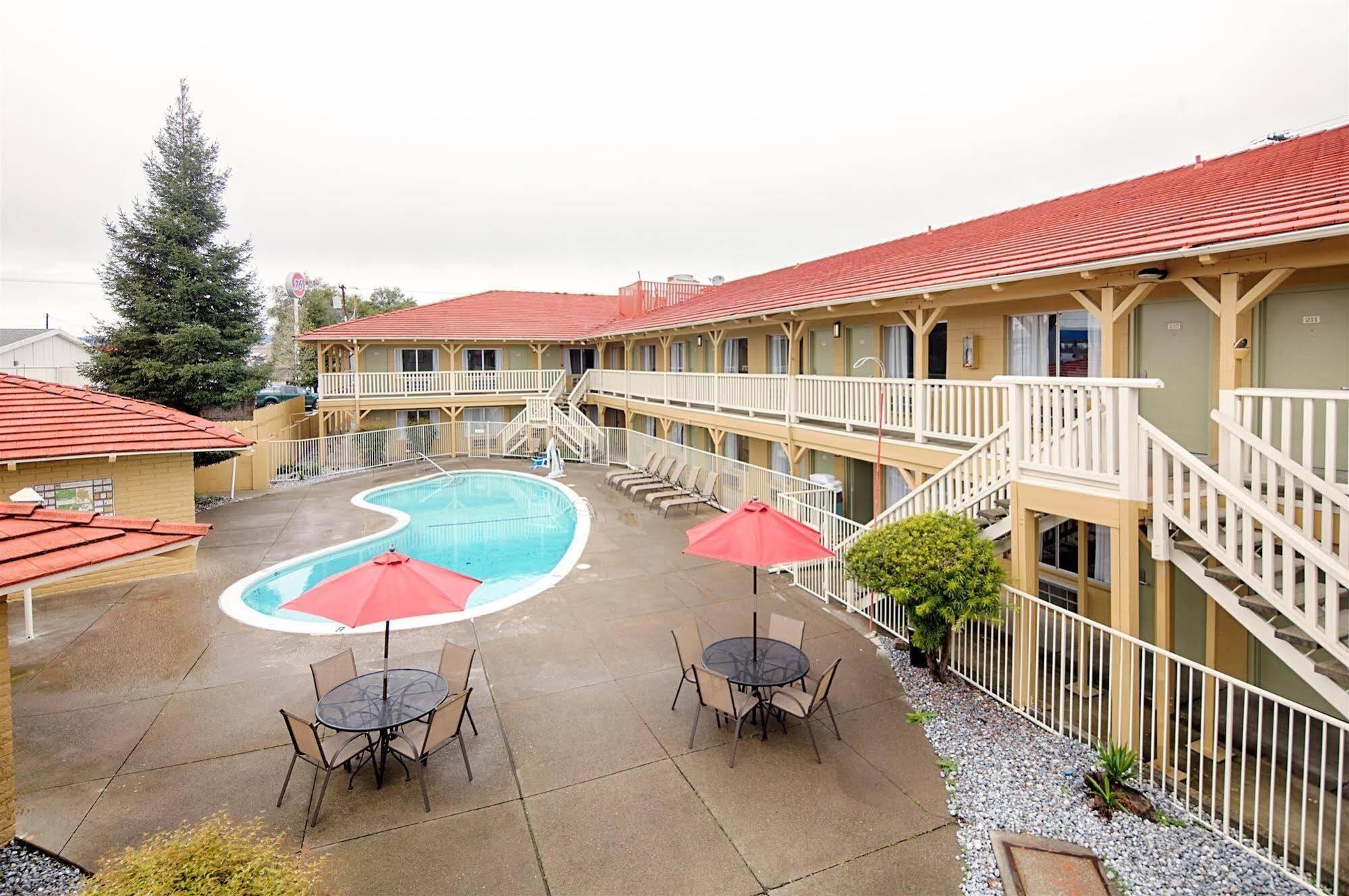 Red Lion Inn & Suites Redding Exteriör bild