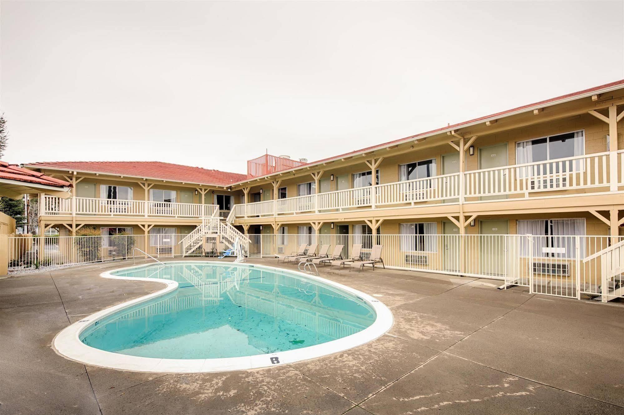 Red Lion Inn & Suites Redding Exteriör bild